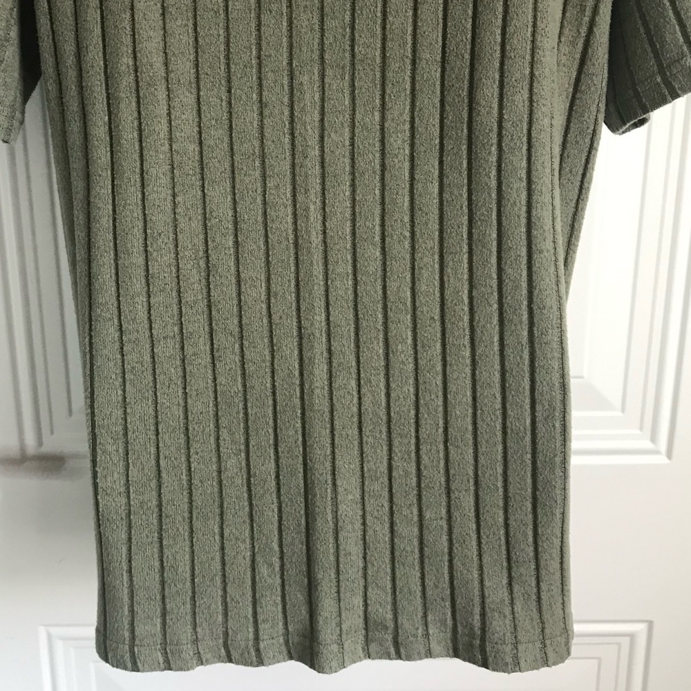 🔴 4/$15 Unbranded Women’s M Olive Green Ribbed Crewneck Short Sleeve Top in EUC - Picture 15 of 16